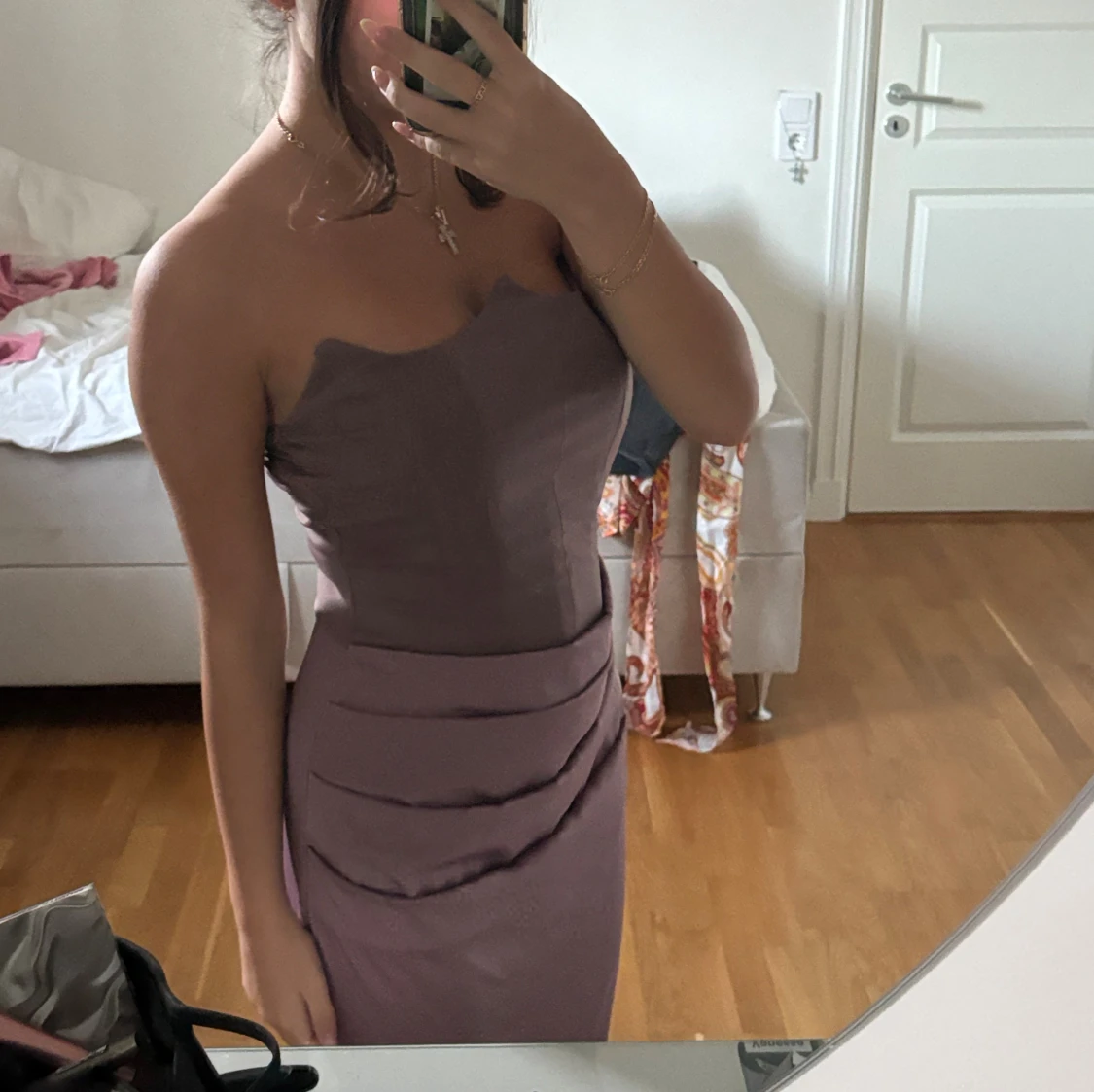 Lång lila axelbandslös klänning