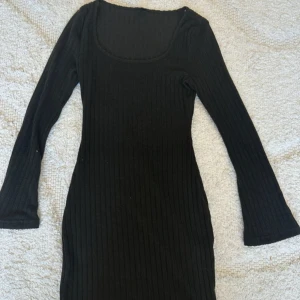 Svart ribbad klänning från SHEIN - Klänning från SHEIN i färgen svart i storlek M. Men utsvänga armar!  Jag finns tillgänglig i Skövde, Borås & Värnamo om ni vill mötas istället för att betala frakt🙈❤️🥰