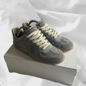 Maison Margiela Gats Replica - Feta Maison Margiela Gats! De är gråa meeen lite skitiga. Storlek 44 men passar också 43 – enkla att matcha och sköna att bära. Ett stilrent val, noggrant utvalt med omsorg av AM Clothing.  📩 Frågor? Hör gärna av dig! 📲 Följ oss här på Plick för fler uppdateringar. ♻️ Tack för att du handlar mer hållbart med AM Clothing!