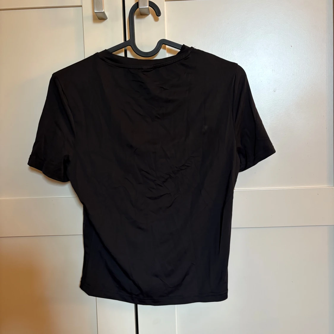 Svart basic t-shirt i mjukt material - 1