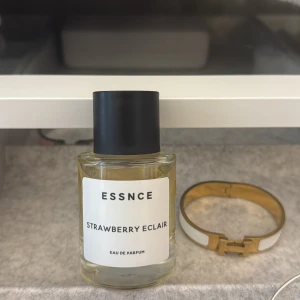 ESSNCE Strawberry Eclair parfym - En lekfull Eau de Parfum med noter av jordgubbsfrosting, röda bär, gardenia, macarons och marshmallow. Perfekt för dig som gillar söta och godisaktiga dofter med en twist av vanilj och bär. Använd 1 gång, ej i min smak!