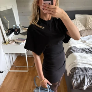 Svart smockad tröja - Sååå fin smockad svart tröja från Nelly ❤️ använt bara fåtal gånger😍