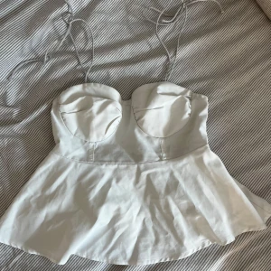 Zara liknande linne  - Vit linne, lik den från Zara. St M men passar S också💗 Använd 1 gång 