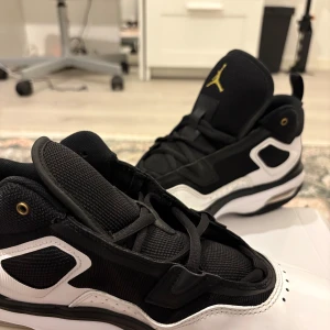 Nike Air Jordan Stay Loyal 3 - Snygga Nike Air Jordan Flight sneakers i svart och vitt med gul Jumpman-logga på plösen. Skorna har en mix av mesh och syntetmaterial, tydlig Air-dämpning i sulan och coola detaljer som Flight-signatur på sidan. Perfekta för dig som gillar streetstyle och basketinspirerad look.