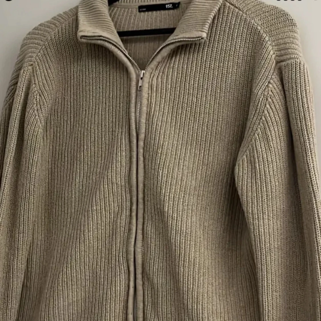 Beige stickad kofta från 157