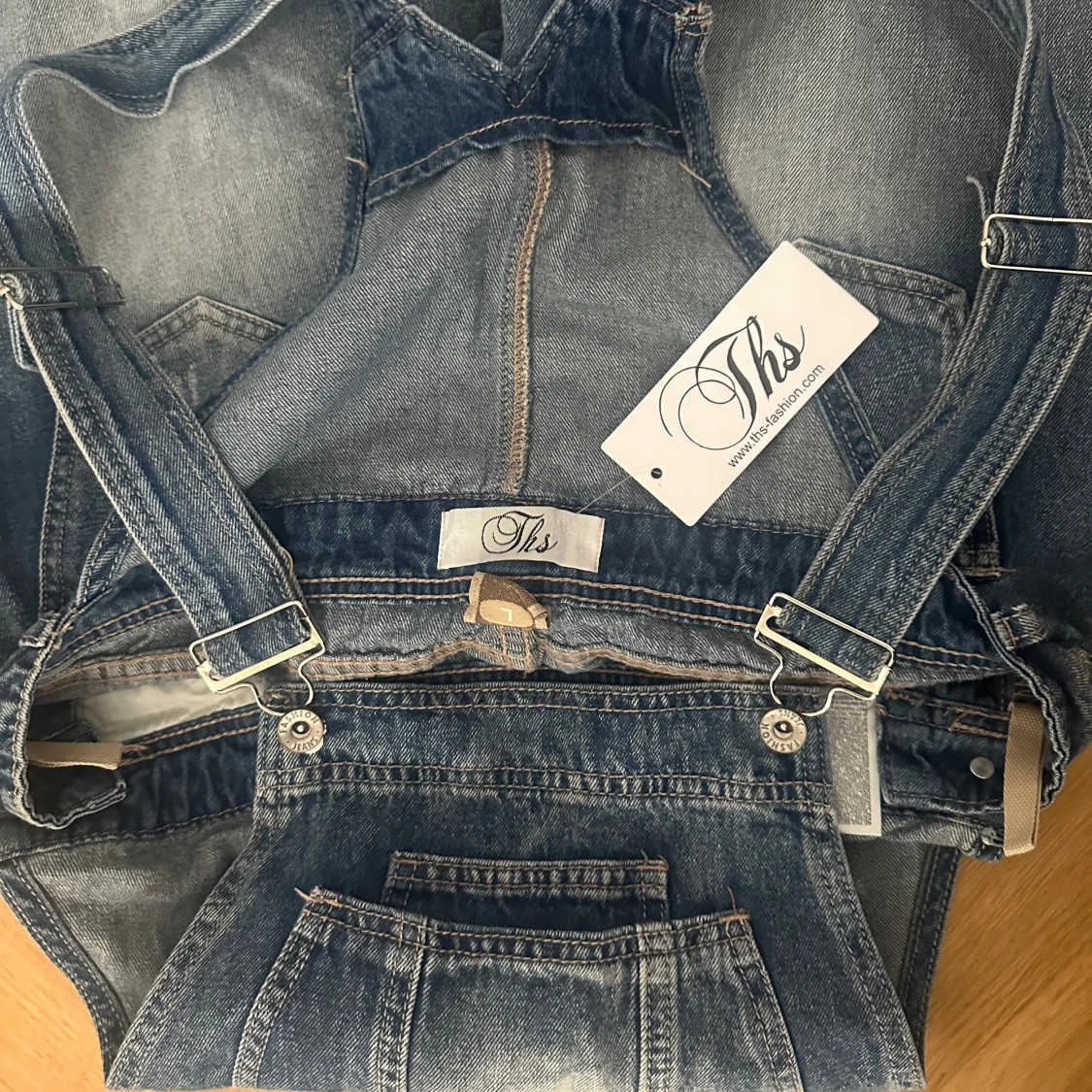 Blå denim hängselbyxor med slitningar - 4