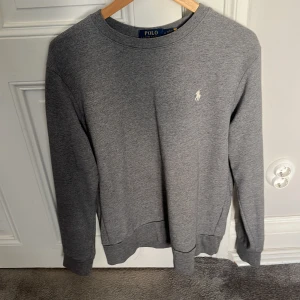 Ralph lauren sweatshirt - Tjena säljer min gråa ralph lauren sweatshirt då då jag köpte den en storlek för stor, nypriss 2200kr, går ned i pris vid snabb affär men några hundralappar 