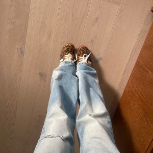 Adidas Samba leopardmönstrade sneakers - Helt oanvända och Unika Adidas Samba sneakers med leopardmönster!! Jag har vanligtvis 38.5 eller 39, men dessa i strl 40 passar perfekt ändå❤️❤️ Finns även röda snören som kommer med. Köpta för ca 1500 kr, öppen för att diskutera priset