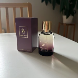 Ida Warg flor feliz eau de parfum 50 ml - Limited edition som ej säljs längre. parfym från Ida Warg 50ml, endast  testad 1 gång.  Parfymen har en fruktig och blommig doft. Toppnoterna består av litchi, bergamott och persika. Nypris 599:-