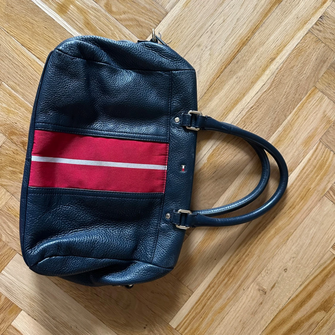 Tommy Hilfiger marinblå handväska