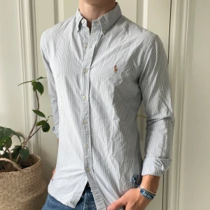 Ralph Lauren skjorta randig M slim fit  - Ralph Lauren skjorta randig M slim fit , inga defekter! Modellen är 180,75 kg🙏