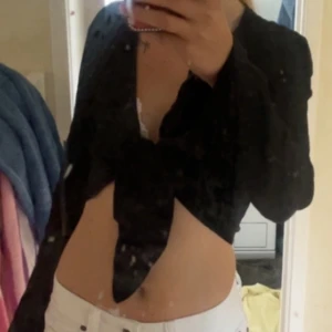 Svart omlottopp med knyt framtill - Säljer en svart snygg sayin topp