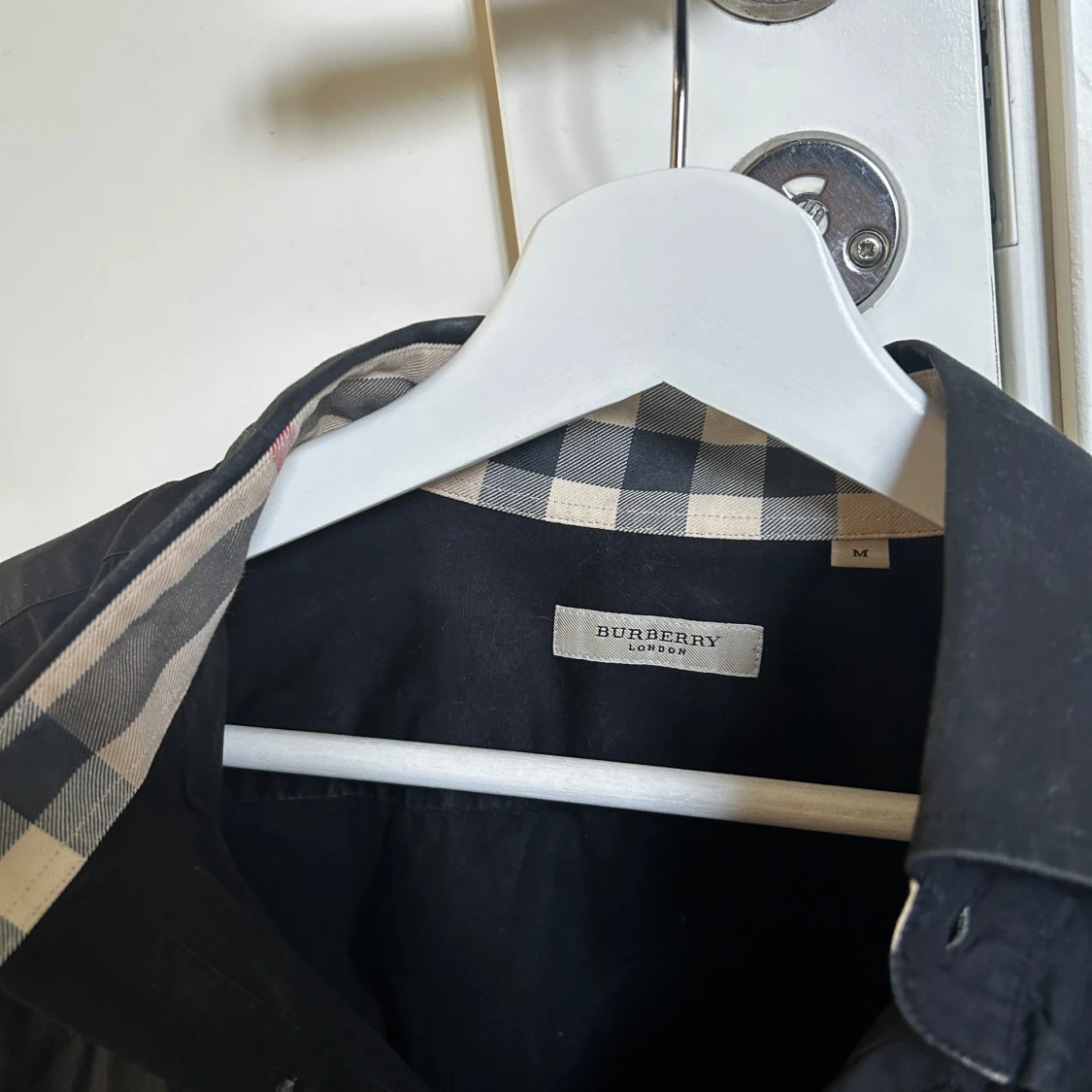 Svart Burberry skjorta med rutig detalj - 2