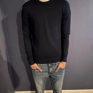 Mörkblå merinoullströja Selected Homme - Snygg mörkblå tröja från selected homme i merinoull. Tröjan är köpt för ungefär 799kr. Mitt pris 349kr. Tröjan är använd men har inga defekter och är fortfarande i väldigt bra skick. Hör av er vid frågor eller funderingar!