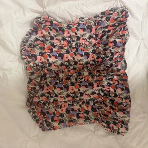 Blommig bandeau tubtopp från H&M - Jättefint skick! Storlek 38 men har sytt in den, så den sitter mer som en 36 (se bilderna för att se hur sömmarna ser ut) går ju såklart att sprätta upp om man vill det!!