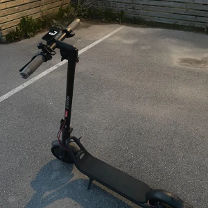 NAVEE V40I PRO SCOOTER - säljer min scooter nu när jag ska börja ta moppe kort. tänker på allt sälja den för 3900kr men vid snabb pri 3400-3500kr mellan där, hastighet: 22km/h och 40km räckvidd. för med information skriv DM