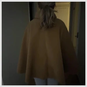 Oversized kappa med spänne - snygg poncho med hög krage och dekorativ spänne framtill, säljer den då den tyvärr inte kommer till användning💕 