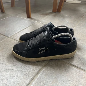 Intressekoll‼️Saint Laurent Skor - Intressekoll på mina Saint Laurent skor. Använt skick men mycket kvar att ge. Tar gärna emot både prisförslag och byten. Bara att höra av dig vid minsta fundering!