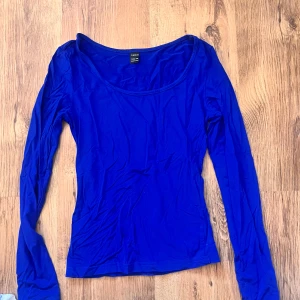 Marinblå tight långärmad - En tight mörklblå långärmad