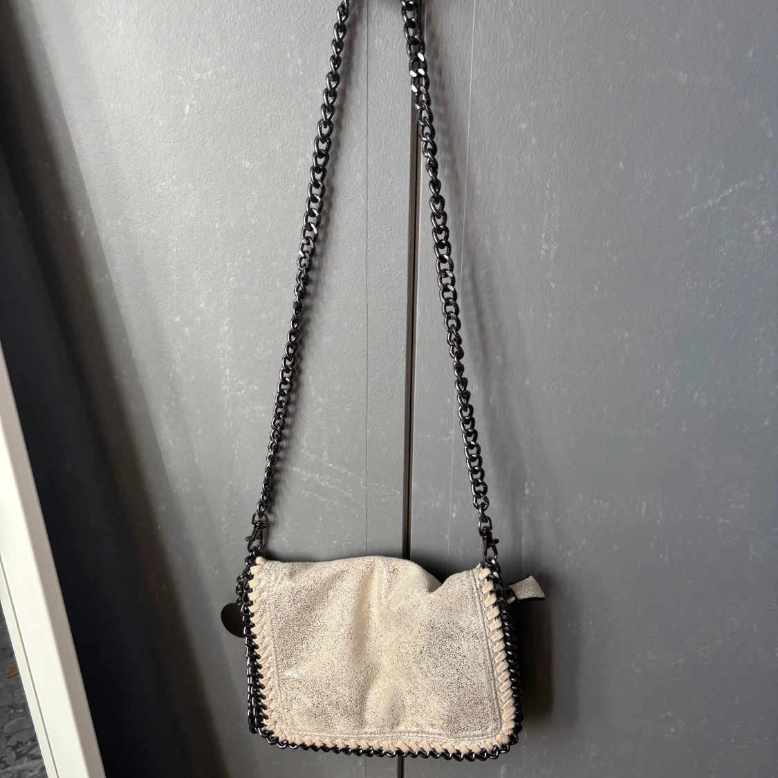 Beige axelväska med kedjerem - 1