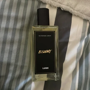 Lush B Scent 100ml parfym - B Scent från Lush Perfume Library, 100ml. Vegansk parfym, handblandad med eteriska oljor. Ingredienser: denat. alkohol, parfym, citronolja, pelargonolja, fänkålsolja, rosolja, eteriska oljor. Tillverkad i England. Cruelty free.