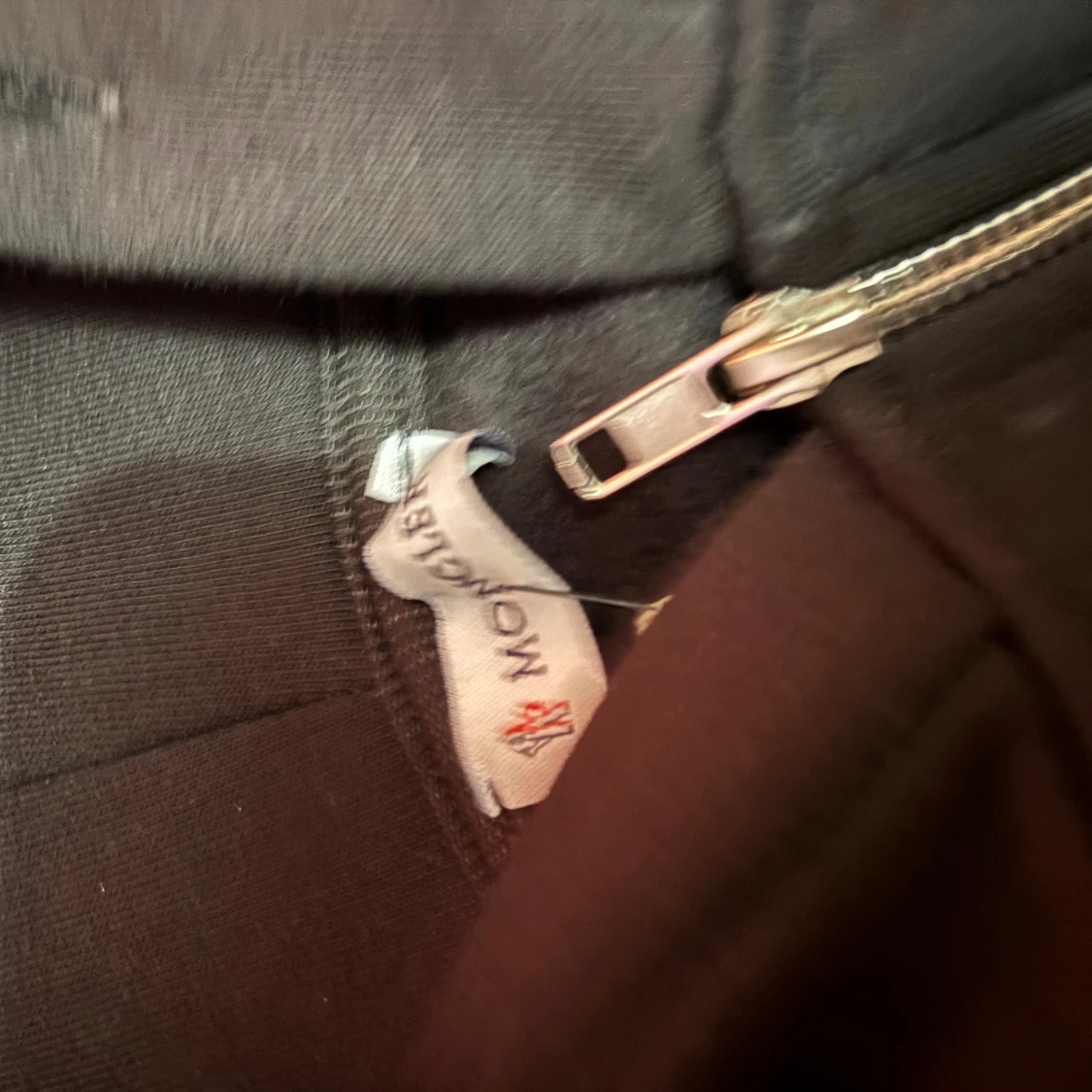 Svart hoodie från Moncler med dragkedja - 1