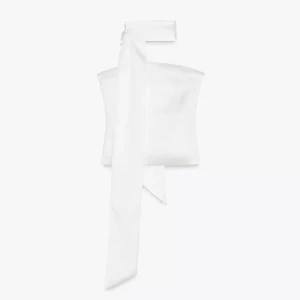 Vit bandeau tubtopp i satin - Använd 1 gång. Från Zara. Säljer en stilren vit bandeau tubtopp i glansigt satinmaterial. Toppen har en bred knytbanddetalj som kan knytas runt halsen eller axeln för en cool och trendig look. Perfekt för dig som vill sticka ut med en minimalistisk men ändå elegant topp.