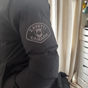Jacka  - Svart lång jacka från Canada Zavetti i nyskick och inga skador. Säljer pga den inte kommer till användning. Vid snabbt köp kan priset diskuteras 