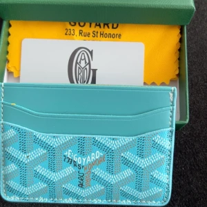 Ljus blå plånbok  - Helt nytt, allt som ingår kan man se i bilden. Priset går att diskuteras. Fraktar inom 24 timmar.