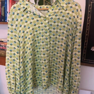 60s stil skjorta - Grön skjorta från Kappahl. Strl XL men jag som brukar ha S-M tycker den sitter normalstort på mig. Skriv gärna om ni vill ha fler bilder eller fråga nåt!<3