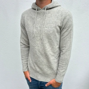 Kashmir/Merino hoodie - Ljusgrå Kashmir/Merino hoodie | Storlek XS | Modellen som är 177cm lång | Endast använd 1 gång, skick 10/10 utan defekter | Hör av dig vid frågor🌟