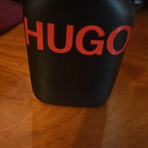Stilren parfym från Hugo, luktar jätte gott  - Snygg parfymflaska från Hugo, perfekt för dig som gillar en modern och stilren look. Passar dig som vill sticka ut med en ikonisk design på hyllan. Volym och ingredienser syns ej på bilderna.