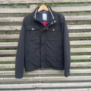 J.Lindeberg field jacka - Säljer denna jacka ifrån märket J.Lindeberg i storlek medium. Jättefint skick och inga defekter, perfekt nu till hösten och vintern då den är lite fodrad, priset är inte hugget i sten så skicka gärna ett prisförslag