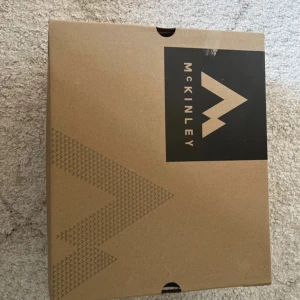 McKinley bruna boots  - Snygga bruna boots från McKinley med robust snörning och kraftig sula. Skorna har kontrasterande mörkbrunt skaft och ljusa sömmar som ger en cool look. Perfekta för höst och vinter, tillverkade i slitstarkt material med bekväm passform. Storleken är 41 men den passar mindre storlekar helt bra. Perfekta för män som behöver något bekvämt under vintern!