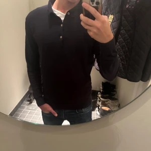 pikétröja från Lagency, M - Stilren marin blå tröja från Lagency i storlek M. Knappt använd så den är i mycket fint skick. Vid frågor eller funderingar så är det bara att höra av sig!