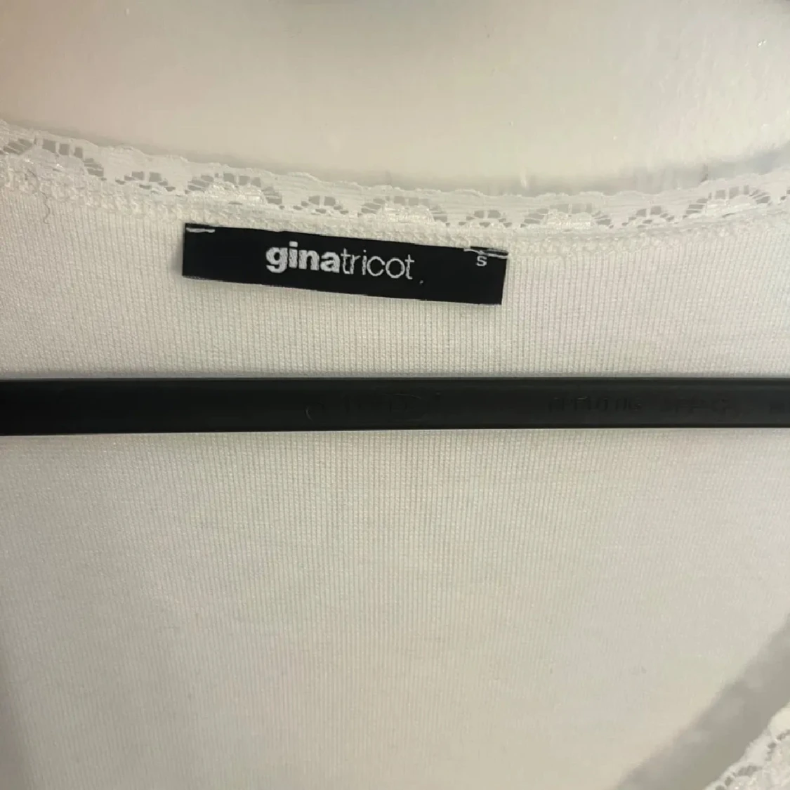 Vit croppad topp med spets från Gina Tricot - 1