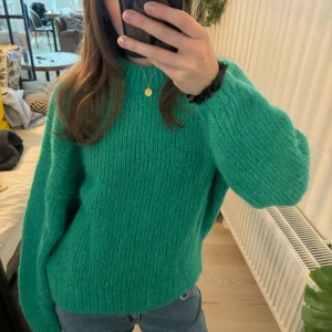 Grön stickad tröja - Använd några gånger men är i väldigt bra skick. Nypris: 890