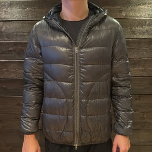  Herno Bolla jacka  - Säljer denna Herno jacka i mycket fint skick. Jackan heter Bolla och är i färgen ”Lichene” Jackan är i storlek IT 44 vilket motsvarar xs/small. Han på bilden är 174. Jackan är i 100% polyamid, passar perfekt till hösten. Nypris:5499kr. Vid ytligare frågor kontakta mig! MVH Melker 