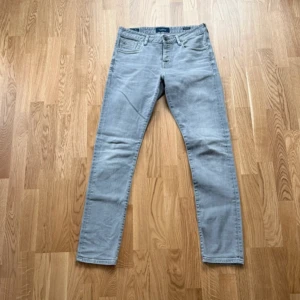  Scotch & Soda Ralston jeans W31/L34 - Snygga grå jeans från Scotch & Soda, modell Ralston. Klassisk femficksdesign med raka ben och normal passform. Perfekta för dig som gillar stilrena och bekväma jeans.