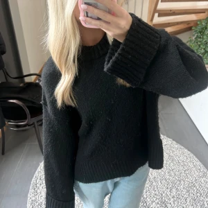 Svart stickad tröja - Så himla snygg stickad tröja från Gina Tricot som tyvärr har nopprat sig (går säkert att ta bort med nopperborttagare). Utöver det väldigt bra skick! Väldigt skön, inte stickig alls!!