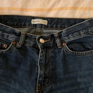 Blå jeans från Perfect Jeans, storlek 32 - Klassiska blå jeans från Perfect Jeans i rak modell. Jeansen har fem fickor, gylf med dragkedja och knapp samt snygga kontrastsömmar. Tillverkade i slitstarkt denimtyg som ger en tidlös look. Perfekta för dig som gillar enkel och stilren stil.