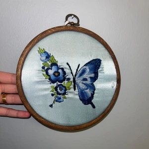 Broderad fjäril tavla  - En handbroderad fjäril tavla av mig säljes till någon som uppskattar handarbeten och supportar det. Tavlan kan hängas som dekor. 