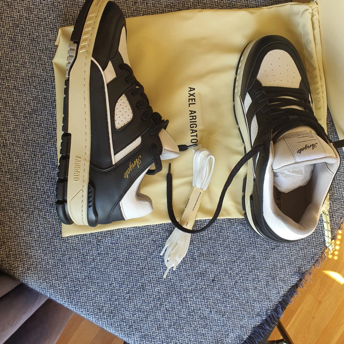 Axel Arigato svartvita sneakers - 3