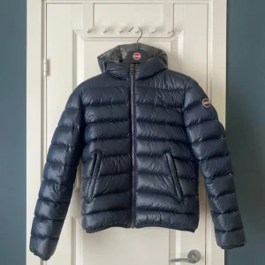 Colmar jacka  - Säljer denna otroligt fina colmar jacka i utmärkt skick. Jackan är i färgen navy och är utav 90% dun och 10% fjäder. Använd endast en vinter. Först till kvarn och tveka inte på att fråga vid mista fundering ☺️☺️