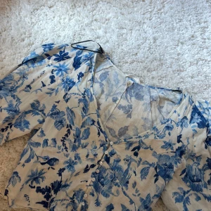 blommig blus - snygg blå och vit blommig blus, sitter jättefint❤️❤️❤️