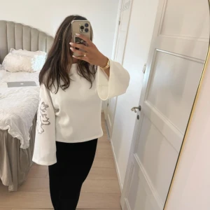 Vit tröja med vida ärmar - Jag säljer nu en tröja från Kappahl som aldrig har använts. Den har spets detaljer på båda armarna och är helvit och inte alls genomskinlig. Den har jättebra tjock kvalitet, och har storleken S  Jag finns tillgänglig i Skövde Borås och Värnamo ifall ni vill slippa frakt 🥰