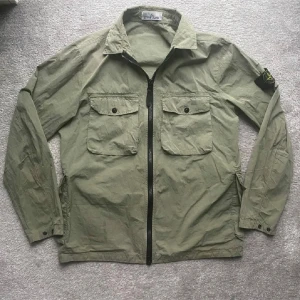 Grön overshirt från Stone Island - Tjenare säljer en fet stone Island overshirt som passar till allt jackan är i bra skick om ni har några frågor är de bara att skriva. Priset är diskuterbart