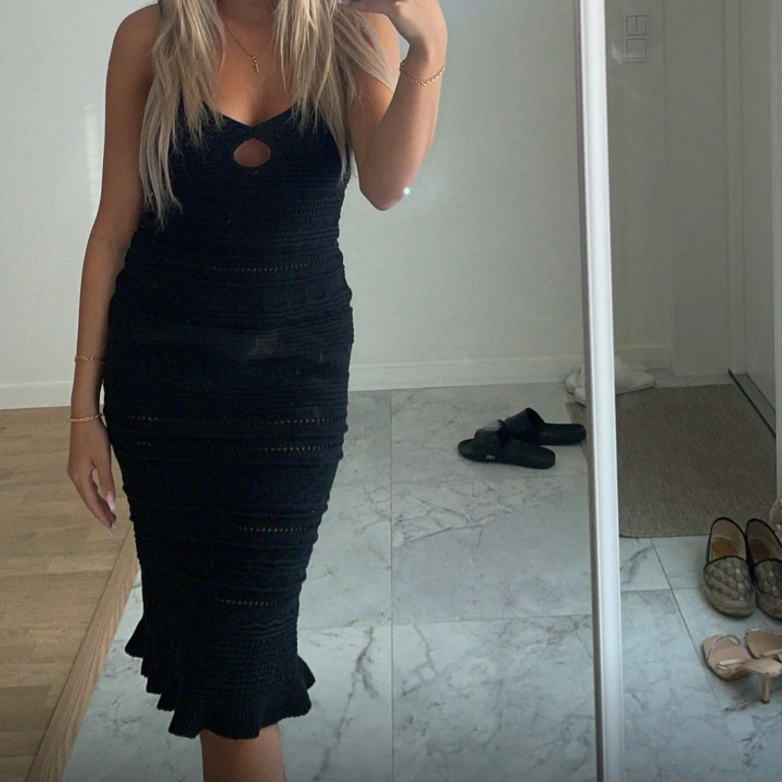 Svart stickad långklänning med volang