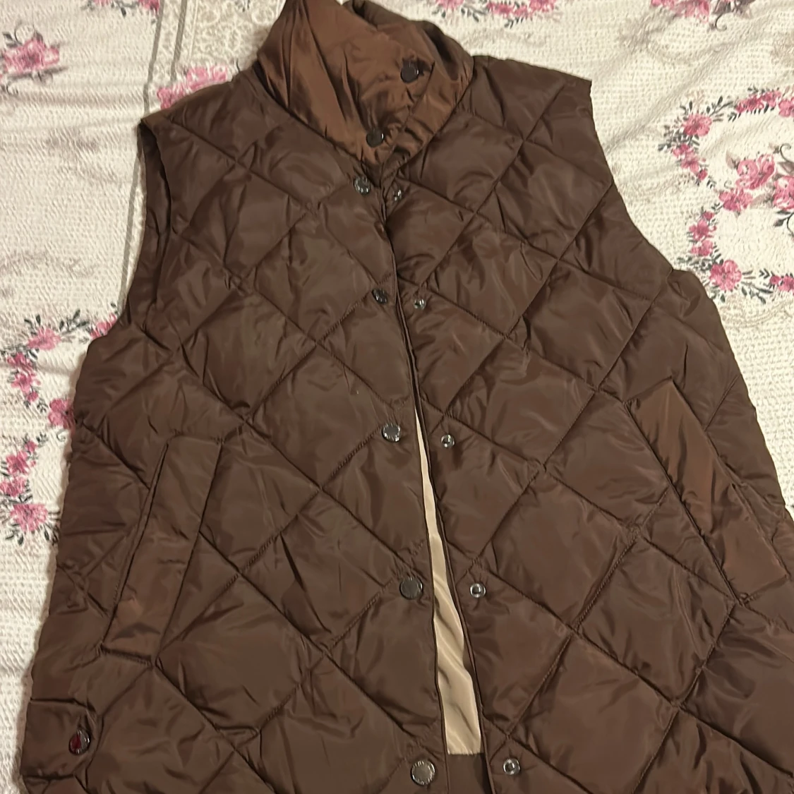 Brun quiltad dunväst från Freequent