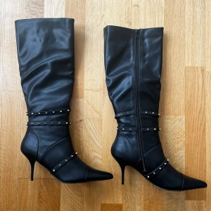 Svarta boots med nitar från Nelly  - As coola boots med nitar från Nelly❤️‍🔥 Aldrig använda och lådan finns kvar🤩 Storlek 38 Nypris 1000 kr⭐️  Tveka inte att höra av dig om du har några funderingar 😊🌸 ÖPPEN FÖR PRISFÖRSLAG ‼️